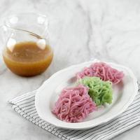 Putu Mayang of Petulo, Indonesische traditionele Javaanse snack gemaakt van rijstmeelstrengen opgerold tot een bal met kleurstof foto