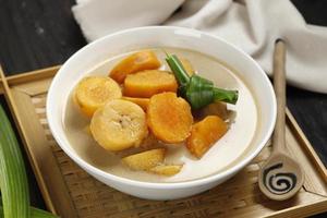 kolak pisang ubi, indonesisch populair dessert voor takjil ramdan breaking the fast, zoete soep gemaakt van banaan en zoete aardappel foto