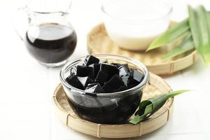 in blokjes gesneden zwarte grasgelei cincau hitam, indonesisch dessert gemaakt van cincaublad foto