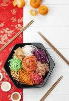 zalm yee sang of yusheng, een Chinees nieuwjaarsgerecht foto