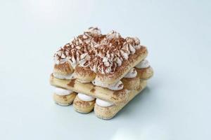 tiramisu, Italiaans gelaagd dessert met mascarponeroom, versierd cacaopoeder. foto