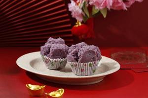 paarse gestoomde cupcake of fa gao, kue mangkok in indonesië. taart voor nieuwjaarsfeest foto