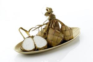 ketupat, speciaal gerecht geserveerd op eid mubarak of ied fitr-viering in indonesië. foto