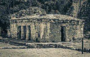 oude Maya-site met tempelruïnes piramides artefacten muyil mexico. foto