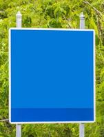 lege lege blauwe typische Aziatische straat verkeersbord phuket thailand. foto