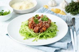 keto pasta bolognese met gehakt en courgette noedels, fodmap, lchf, low carb foto