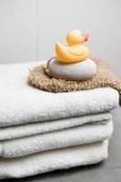 wellness, witte handdoeken puimsteen, peelinghandschoen en badeend