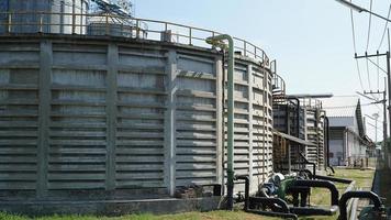 grote industriële tanks voor benzine en olie met blauwe sky.fuel-tanks op het tankpark. metalen trap aan de zijkant van een industriële oliecontainer. trap op grote brandstoftank foto