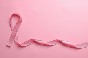 roze lintje voor wereldkankerdag en bewustzijn van borstkanker foto