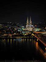 hdr luchtfoto nacht uitzicht op st peter kathedraal en hohenzollern bri foto