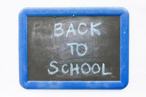 terug naar school tekst op schoolbord geïsoleerd op een witte achtergrond foto