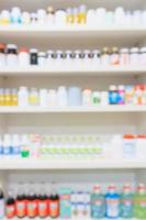 medicijnen gerangschikt op planken in de apotheek wazig achtergrond foto