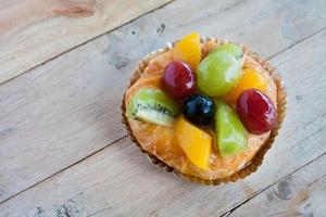 close-up Deens gebak met fruit op houten tafel foto
