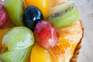 close-up Deens gebak met fruit op houten tafel foto