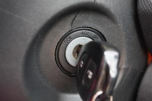 autosleutel in het contactslot van de auto gestoken; foto