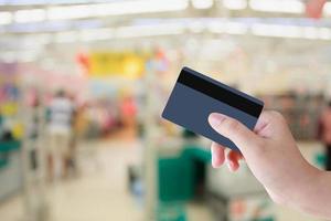 kopen met creditcard in supermarkt foto