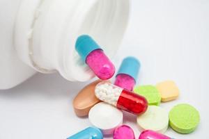 gekleurde pillen, tabletten en capsules op witte achtergrond foto