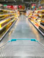 winkelen bij supermarkt met trolley foto