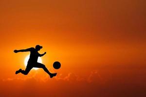 silhouet van voetballers in de avond. voetbalconcept is populair over de hele wereld. foto