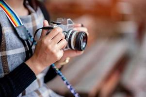 hand en camera van een reisfotograaf foto