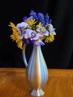 miniatuur knopvaasje met wilde bloemen foto