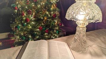 het kerstverhaal lezen voor de feestdagen foto