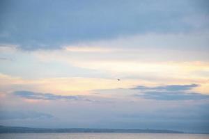 zonsopgang boven een rustig meer. vroege ochtend, felroze en blauwe kleuren foto