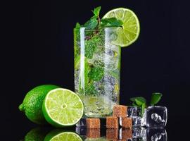 mojito cocktail op zwarte achtergrond foto