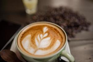 latte art koffie met koffieboon foto