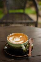 latte art koffie met koffieboon foto