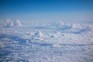 witte pluizige wolken in een helderblauwe lucht foto