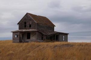 verlaten huis op een gouden veld foto