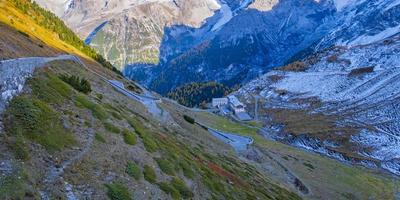 landschapsmening weg bij passo dello stelvio italië. foto