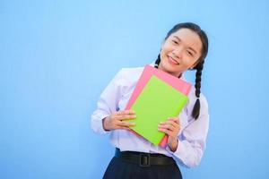 gelukkige school met boek op blauwe achtergrond. foto