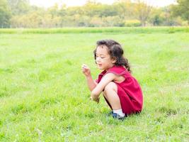 jonge kinderen spelen en leren buiten school om zich te vermaken in het natuurpark foto