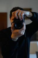 fotograaf die foto maakt met professionele camera