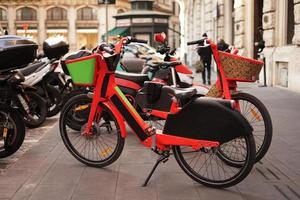 verhuur van oranje fietsen in rome een deelfiets in de stad foto