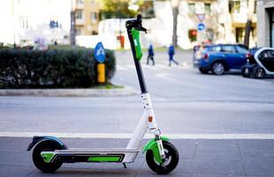 elektrische scooter e-scooter verkeersbord milieuvriendelijk groen mobiliteit stadsvervoer straat foto