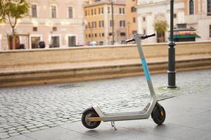 elektrische scooter in Europese stad foto