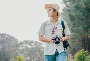 portret van jonge Aziatische man op reis foto