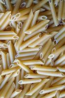 ongekookte macaroni pasta, italiaans eten foto