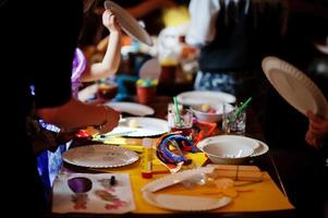 voorbereiden op Pasen concept. kinderen maken door handen konijntje en eieren. foto