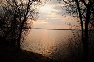 zonsondergang reflectie in een meer rond pasohlavky, Zuid-Moravië, Tsjechië. foto