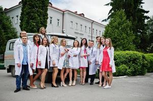 coole jonge dokters of medisch personeel poseren buiten het ziekenhuis of de kliniek. foto