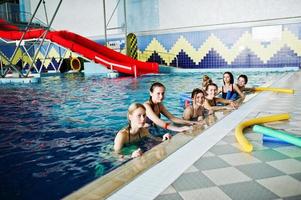 fitnessgroep meisjes die aerobe oefeningen doen in het zwembad in het aquapark. sport- en vrijetijdsactiviteiten. foto