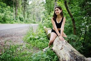 sport meisje bij sportkleding met rust in een groen park na training in de natuur. een gezonde leefstijl. foto