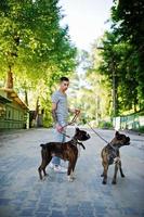 man met twee honden pitbullterriër op een wandeling. foto