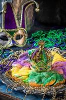 kleurrijke koningstaart met kroon omringd door mardi gras-kralen foto