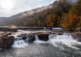 cascades van de vallei vallen op een mistige herfstdag foto