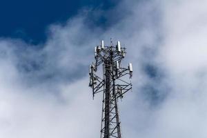 mobiele telefoon of mobiele servicetoren die breedbandinternetservice biedt tegen blauwe lucht foto